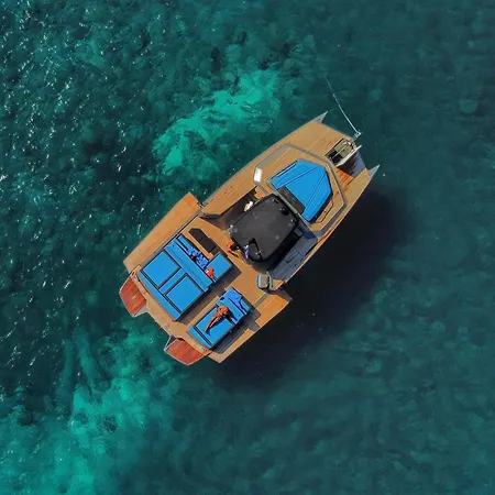Sunreef Yacht Hotel en barco Oia (Santorini)